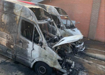 Të parkuar në rrugë, përfshihen nga flakët 2 furgonë në Elbasan