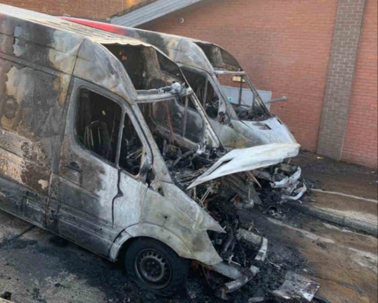 Të parkuar në rrugë, përfshihen nga flakët 2 furgonë në Elbasan