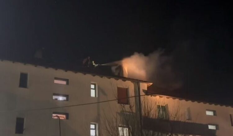 Përfshihet nga flakët oxhaku i një pallati në Pukë, detaje
