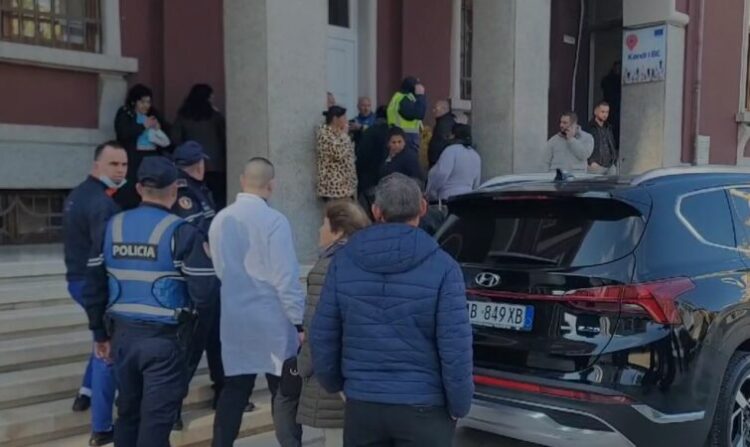 Tërmeti ju shkatërroi shtëpitë, banorët para bashkisë Durrës: Nuk…