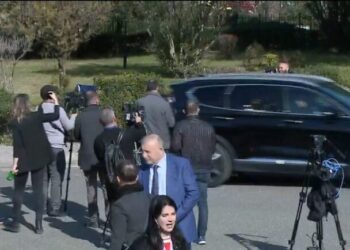 Deputetët e opozitës godasin me vezë makinën e ministrit Balla