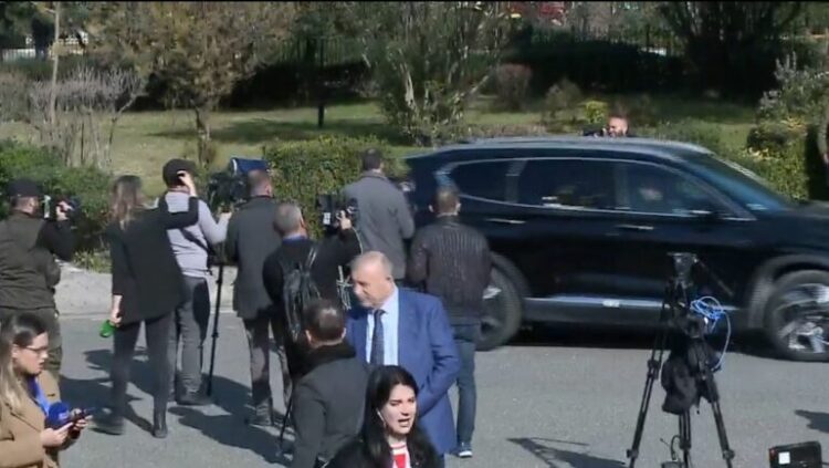 Deputetët e opozitës godasin me vezë makinën e ministrit Balla