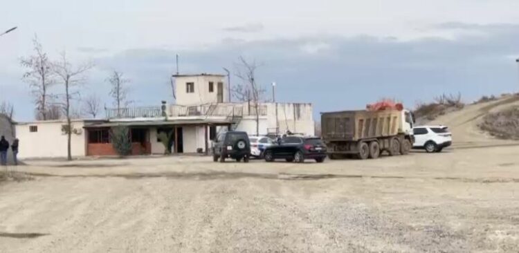 Detaje/ Autorët qëlluan me armë jashtë rrethimit, si shpëtoi roja