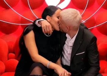 Sara dhe Bardhi realizojnë puthjen e parë në Big Brother VIP