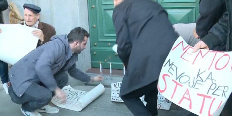 Minatorët protestë para Ministrisë së Infrastrukturës, kërkojnë që…