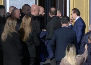 Dalin skenarët e opozitës: Një grup do hyjë në seancë, pjesa tjetër…