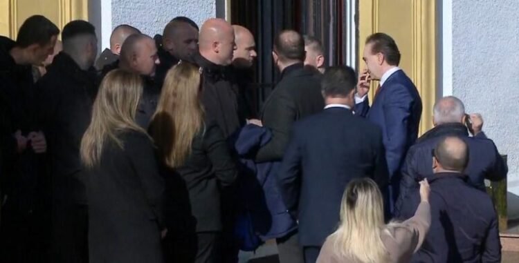 Dalin skenarët e opozitës: Një grup do hyjë në seancë, pjesa tjetër…