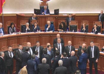 Nis me tensione seanca në Kuvend, Garda rrethon foltoren