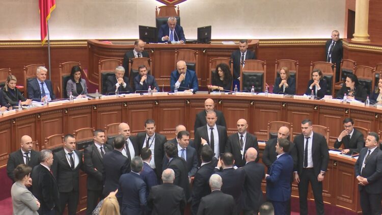 Nis me tensione seanca në Kuvend, Garda rrethon foltoren