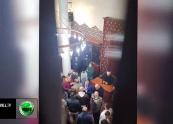 “Nuk të duam, je gylenist”, përplasje në xhami mes besimtarëve
