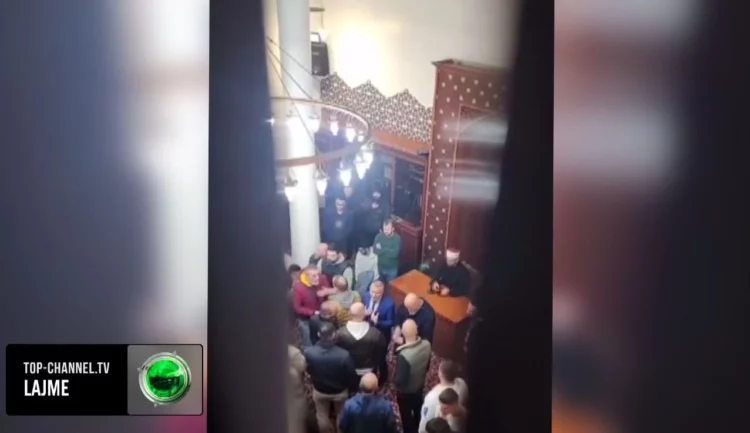 “Nuk të duam, je gylenist”, përplasje në xhami mes besimtarëve