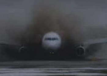 VIDEO/ Avioni bën ulje të vështirë, 179 pasagjerë në panik