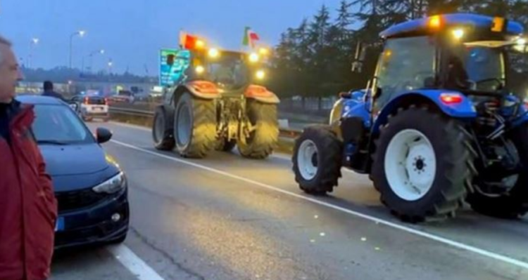 Vijon protesta e fermerve në Itali, nisen me traktorë drejt Romës