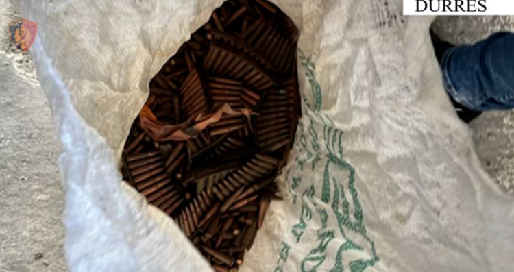 EMRI/ Posedonte municion luftarak, pranga 49-vjeçarit