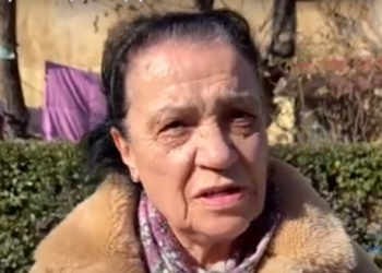 Ngjarja në Korçë, flet fqinja e të moshuarit: E gjeta të mbulur me…