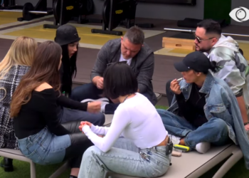 “Meritonit i pëlqejnë gocat e bukura”, Roza e Erjola këshillojnë Sarën të hidhet në aksion (VIDEO)