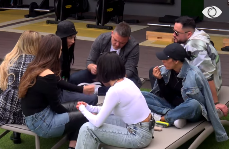 “Meritonit i pëlqejnë gocat e bukura”, Roza e Erjola këshillojnë Sarën të hidhet në aksion (VIDEO)