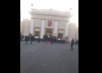 VIDEO/ Tensione në hyrje të Kuvendit, Garda bllokon hyrjet