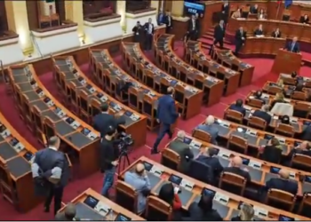 VIDEO/ Momenti epik, Bardhi flak xhaketën dhe i turret Ramës