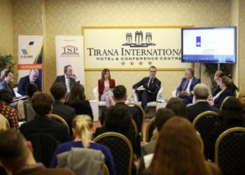 Apeli nga BE: Klasa politike në Shqipëri të nisë dialogun, Parlamenti të kthehet…