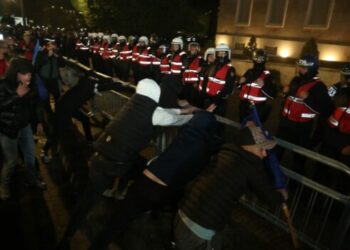 FOTO/ Momentet pikante nga protesta, Policia shoqëron dy protestues