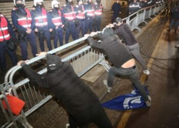 FOTO/ Momentet pikante nga protesta, Policia shoqëron dy protestues