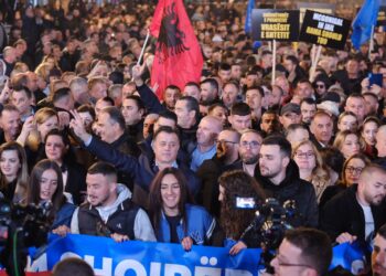 FOTO/ Protesta e opozitës, mesazhet pikante