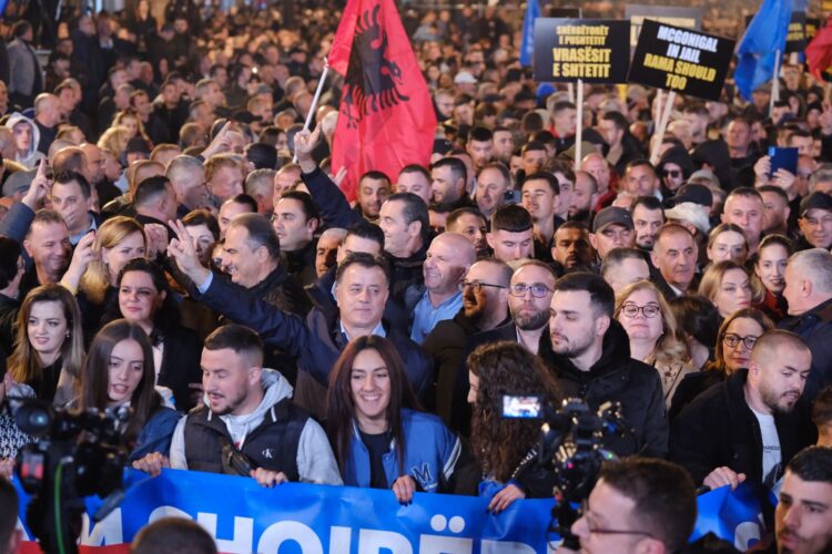 FOTO/ Protesta e opozitës, mesazhet pikante