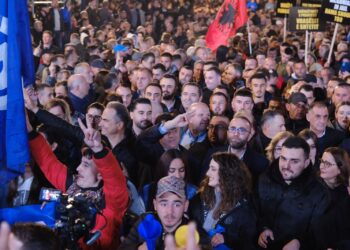 FOTO/ Protesta e opozitës, mesazhet pikante