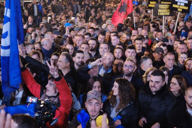 FOTO/ Protesta e opozitës, mesazhet pikante