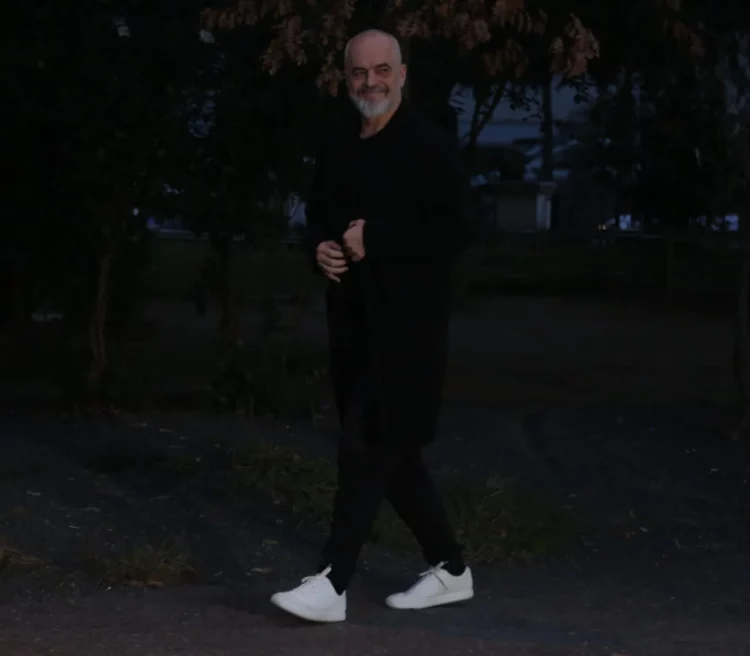 Rama mbledh Asamblenë online, në seli thërret drejtuesit e Qarqeve