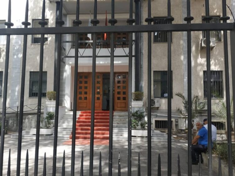 E turpshme! Blen ilaçe për nënën e paralizuar, 68-vjeçari në burg se “theu arrestin e shtëpisë”