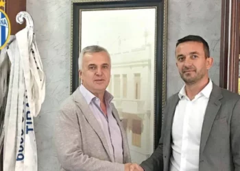 Tirana shkarkon Julian Ahmatajn si trajner