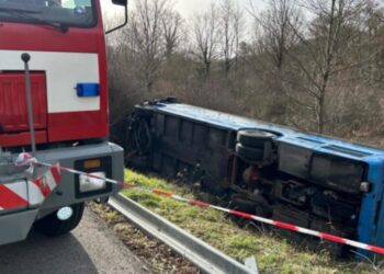 Tentoi të shmangte një makinë, autobusi me nxënës del nga rruga