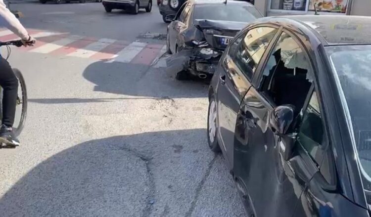 Aksident në Vlorë, tri makina përplasen me njëra-tjetrën