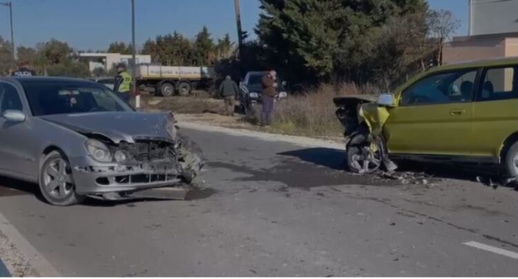 Përplasen dy makina në aksin rrugor Vlorë-Fier, 2 persona të lënduar