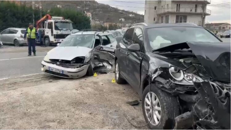 Aksidentohen dy automjete në Lezhë-Shkodër, plagosen 5 persona