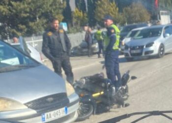 Aksident në aksin Elbasan-Peqin, motori përfundon poshtë makinës