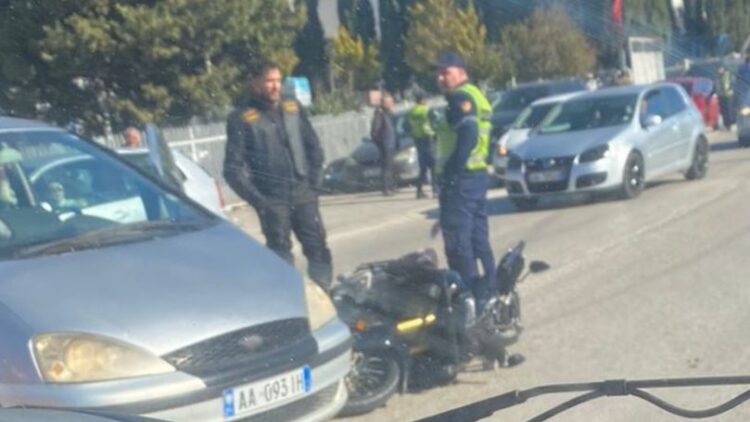 Aksident në aksin Elbasan-Peqin, motori përfundon poshtë makinës