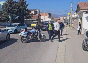 Motoristi përplaset me makinën, 24-vjeçari dërgohet urgjent në spital