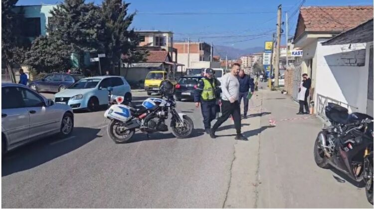 Motoristi përplaset me makinën, 24-vjeçari dërgohet urgjent në spital
