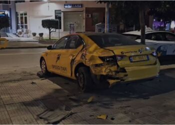 Aksident në Shkodër, automjeti përplaset me taksinë e parkuar