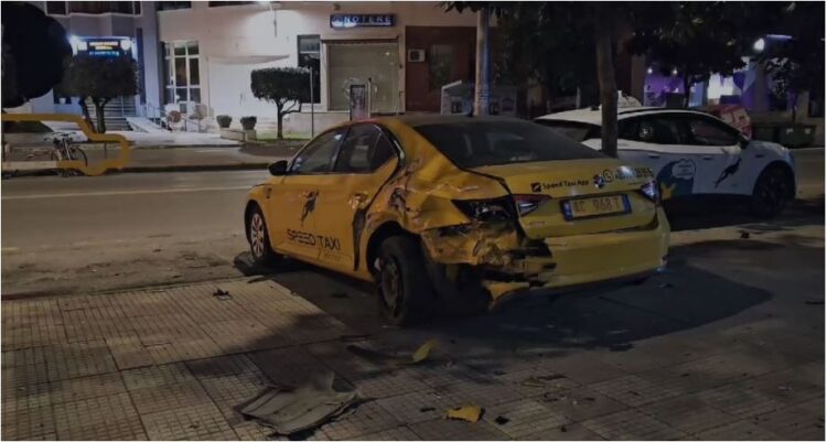 Aksident në Shkodër, automjeti përplaset me taksinë e parkuar