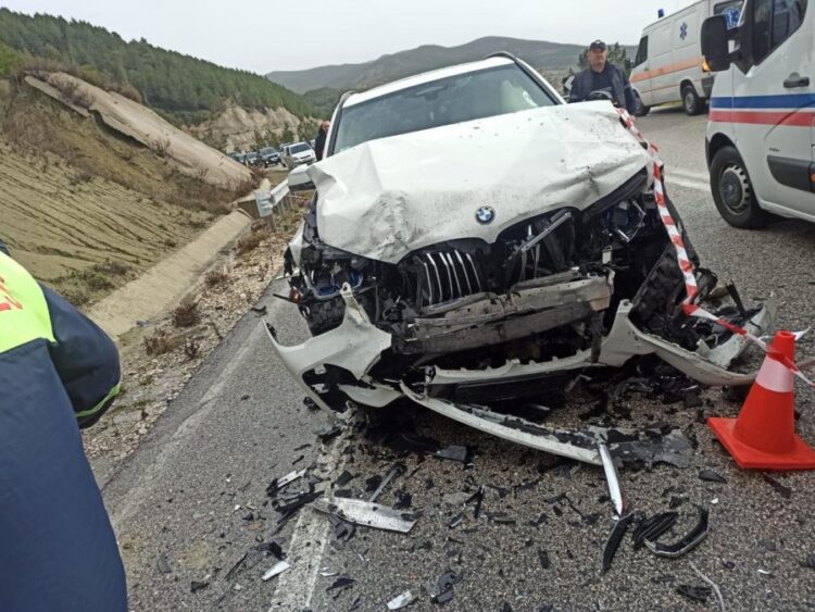 Aksident i trefishtë në aksin Memaliaj-Krahës, tre persona të lënduar