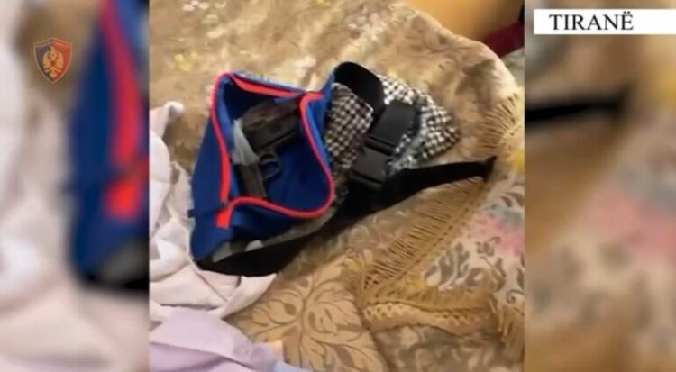 Kapet në banesë me armë dhe jelek antiplumb, arrestohet 62-vjeçari