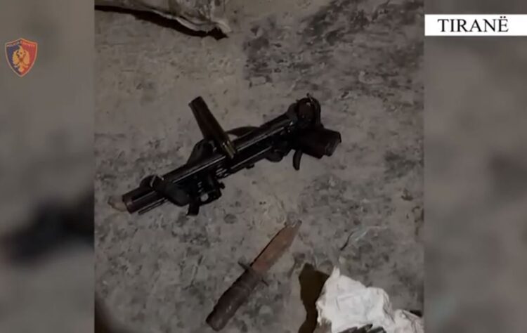 Armë zjarri e municion luftarak në banesë, arrestohet 61-vjeçari
