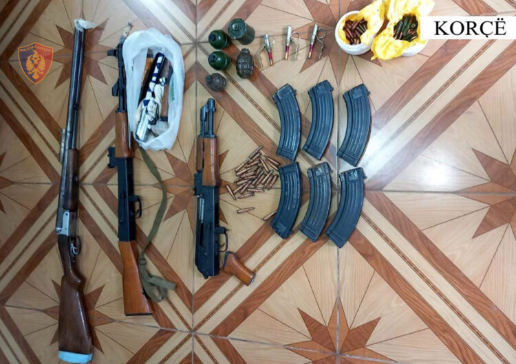 Dhunoi bashkëshorten, të moshuarit i gjenden edhe arsenal armësh