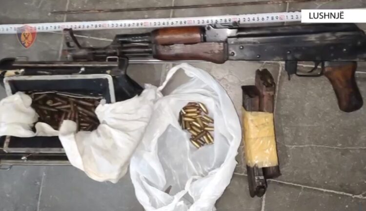 EMRI/ I gjenden armë e municione në banesë, në kërkim 34 vjeçari