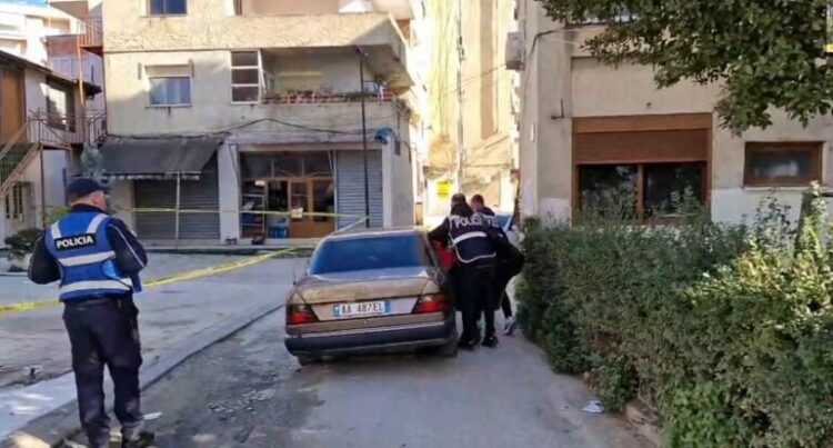 Plagosja me thikë e tre të rinjve në Vlorë, kapet një nga autorët