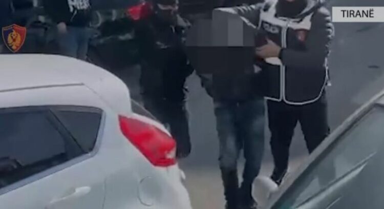 U kapën me armë dhe 82 mijë dollarë, arrestohen dy të rinj në Tiranë